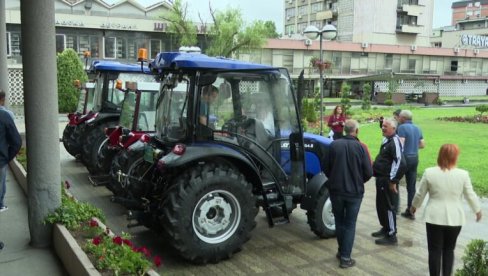 PODRŠKA ZA POLJOPRIVREDNIKE IZ KRAGUJEVCA : Za nove traktore do 700 000 dinara PODRŠKA ZA POLJOPRIVREDNIKE IZ KRAGUJEVCA : Za nove traktore do 700 000 dinara