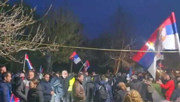 УЗ БАЈИНЕ ПЕСМЕ: Новосађани који пешаче на скуп у Београду стигли у Инђију (ВИДЕО) УЗ БАЈИНЕ ПЕСМЕ: Новосађани који пешаче на скуп у Београду стигли у Инђију (ВИДЕО)