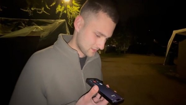 ЕМОТИВНА СЦЕНА У ПИОНИРСКОМ ПАРКУ: Док смо разговарали са студентом позвала га мама (ВИДЕО) ЕМОТИВНА СЦЕНА У ПИОНИРСКОМ ПАРКУ: Док смо разговарали са студентом позвала га мама (ВИДЕО)