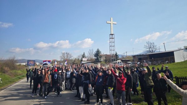 УЗ БОЖИЈУ ПОМОЋ! Срби са Космета који пешаче ка Београду крај крста послали моћну поруку (ВИДЕО)