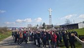 УЗ БОЖИЈУ ПОМОЋ! Срби са Космета који пешаче ка Београду крај крста послали моћну поруку (ВИДЕО)