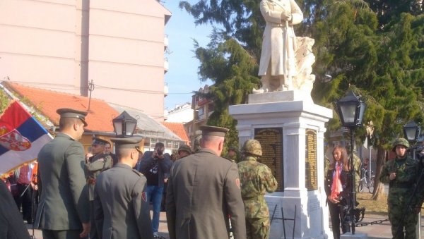 ОТАЏБИНУ ГРУДИ ШТИТЕ : У Пожаревцу одржаваним споменицима, од којих су неку стари више од сто година, чувају сећање на пале борце ОТАЏБИНУ ГРУДИ ШТИТЕ : У Пожаревцу одржаваним споменицима, од којих су неку стари више од сто година, чувају сећање на пале борце