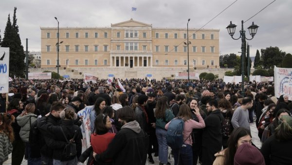 У ГРЧКОЈ СВЕ СТАЛО У току 24-часовни штрајк, обустављен железнички и авио саобраћај У ГРЧКОЈ СВЕ СТАЛО У току 24-часовни штрајк, обустављен железнички и авио саобраћај