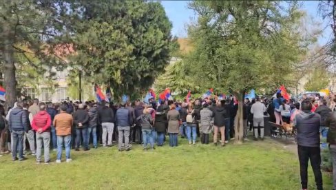 PEVAJ SRBIJO SILNIJE, JAČE! Spektakularan doček u Staroj Pazovi za studente koji pešače iz Novog Sada (VIDEO) PEVAJ SRBIJO SILNIJE, JAČE! Spektakularan doček u Staroj Pazovi za studente koji pešače iz Novog Sada (VIDEO)