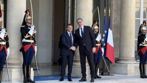 MI SMO PRIJATELJI Vučić o ličnom odnosu sa Makronom - Doneo sam mu šest boca vina koje sam izabrao, da pokažem da mi Srbi imamo dobra vina MI SMO PRIJATELJI Vučić o ličnom odnosu sa Makronom - Doneo sam mu šest boca vina koje sam izabrao, da pokažem da mi Srbi imamo dobra vina