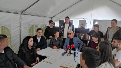 STUDENTI KOJI ŽELE DA UČE DOČEKALI KOMANDANTA DIMČEVSKOG: Drago mi je što podržavam ono za šta se vi danas borite (FOTO/VIDEO) STUDENTI KOJI ŽELE DA UČE DOČEKALI KOMANDANTA DIMČEVSKOG: Drago mi je što podržavam ono za šta se vi danas borite (FOTO/VIDEO)