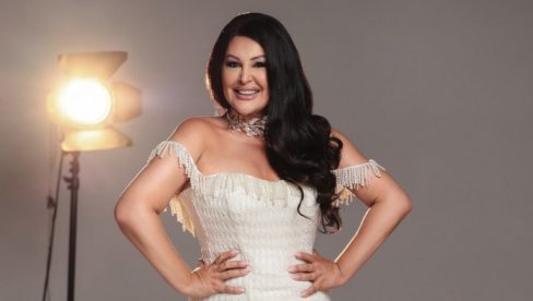 SVETSKI MEDIJI BRUJE O DRAGANI MIRKOVIĆ: Folk diva rame uz rame sa planetarim zvezdama (FOTO) SVETSKI MEDIJI BRUJE O DRAGANI MIRKOVIĆ: Folk diva rame uz rame sa planetarim zvezdama (FOTO)