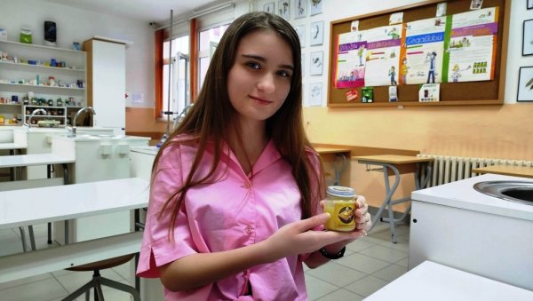 ВОСАК У СЛУЖБИ ЗДРАВЉА: Катарина Јовановић, ученица Технолошке школе из Параћина, победник Републичке смотре истраживачких радова (ФОТО) ВОСАК У СЛУЖБИ ЗДРАВЉА: Катарина Јовановић, ученица Технолошке школе из Параћина, победник Републичке смотре истраживачких радова (ФОТО)