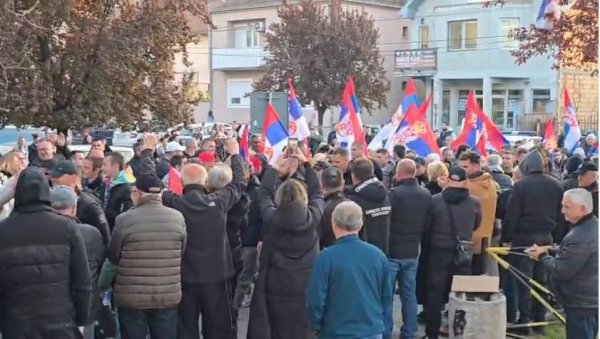 НОВОСАЂАНИ КОЈИ ПЕШАЧЕ НА СКУП У БЕОГРАДУ СТИГЛИ У НОВЕ БАНОВЦЕ: Грађани их дочекали са одушевљењем (ВИДЕО) НОВОСАЂАНИ КОЈИ ПЕШАЧЕ НА СКУП У БЕОГРАДУ СТИГЛИ У НОВЕ БАНОВЦЕ: Грађани их дочекали са одушевљењем (ВИДЕО)