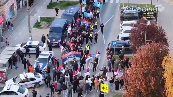 НОВОСАЂАНИ НА ПУТУ ЗА БЕОГРАД: Подршка Вучићу и порука Не дамо Србију (ВИДЕО) НОВОСАЂАНИ НА ПУТУ ЗА БЕОГРАД: Подршка Вучићу и порука Не дамо Србију (ВИДЕО)