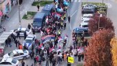 NOVOSAĐANI NA PUTU ZA BEOGRAD: Podrška Vučiću i poruka Ne damo Srbiju (VIDEO)