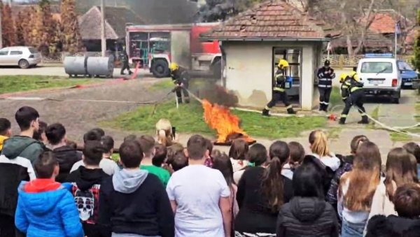ПАРАЋИНСКИ ВАТРОГАСЦИ И ЦРВЕНИ КРСТ У ЗАЈЕДНИЧКОЈ АКЦИЈИ: Показна вежба евакуације за ученике (ФОТО) ПАРАЋИНСКИ ВАТРОГАСЦИ И ЦРВЕНИ КРСТ У ЗАЈЕДНИЧКОЈ АКЦИЈИ: Показна вежба евакуације за ученике (ФОТО)