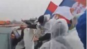 SRPSKI HEROJI SA KiM: Pogledajte po kakvom nevremenu pešače do Beograda, narod ih podržava i čestita (VIDEO)