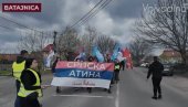 SRPSKA ATINA, TIHA VEĆINA Doček studenata koji hoće da uče u Batajnici, a koji su krenuli na svenarodni skup (VIDEO)