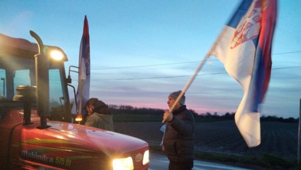 СРПСКА ТРОБОЈКА ВИОРИ СЕ НА ТРАКТОРИМА: Домаћини из Новог Сада крећу за Београд да подрже Вучића (ВИДЕО) СРПСКА ТРОБОЈКА ВИОРИ СЕ НА ТРАКТОРИМА: Домаћини из Новог Сада крећу за Београд да подрже Вучића (ВИДЕО)