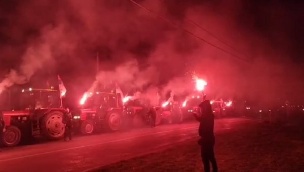 ТРОБОЈКА НА ТРАКТОРИМА, БАКЉАДА И ВАТРОМЕТ: Домаћини из Новог Сада кренули тракторима за Београд да подрже Вучића ТРОБОЈКА НА ТРАКТОРИМА, БАКЉАДА И ВАТРОМЕТ: Домаћини из Новог Сада кренули тракторима за Београд да подрже Вучића