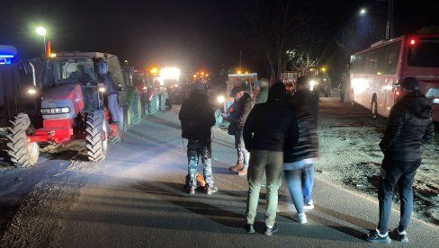 DOMAĆINI TRAKTORIMA IZ STARE PAZOVE KREĆU ZA BEOGRAD: Da podrže Vučića i državu (FOTO/VIDEO) DOMAĆINI TRAKTORIMA IZ STARE PAZOVE KREĆU ZA BEOGRAD: Da podrže Vučića i državu (FOTO/VIDEO)