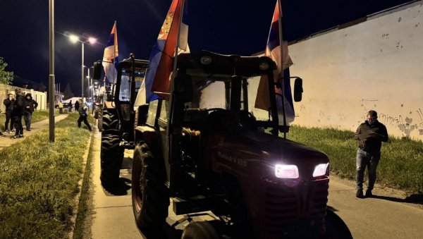 ДОМАЋИНИ ИЗ ЗРЕЊАНИНА ТРАКТОРИМА КРЕНУЛИ ЗА БЕОГРАД: Да се сви окупимо под истом заставом (ВИДЕО) ДОМАЋИНИ ИЗ ЗРЕЊАНИНА ТРАКТОРИМА КРЕНУЛИ ЗА БЕОГРАД: Да се сви окупимо под истом заставом (ВИДЕО)
