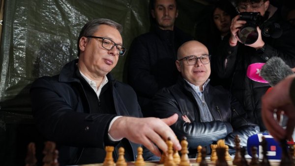 ПРЕДСЕДНИК ОТКРИО ШТА СУ МУ КИНЕЗИ РЕКЛИ О ОБОЈЕНОЈ РЕВОЛУЦИЈИ: Кад видиш да је обојена револуција, онда им се супротстављај ПРЕДСЕДНИК ОТКРИО ШТА СУ МУ КИНЕЗИ РЕКЛИ О ОБОЈЕНОЈ РЕВОЛУЦИЈИ: Кад видиш да је обојена револуција, онда им се супротстављај