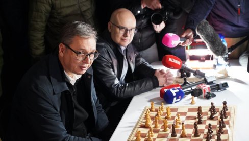 VUČIĆ SA STUDENTIMA KOJI ŽELE DA UČE: Predsednik posetio Pionirski park - Igrao šah sa studentima (FOTO/VIDEO) VUČIĆ SA STUDENTIMA KOJI ŽELE DA UČE: Predsednik posetio Pionirski park - Igrao šah sa studentima (FOTO/VIDEO)