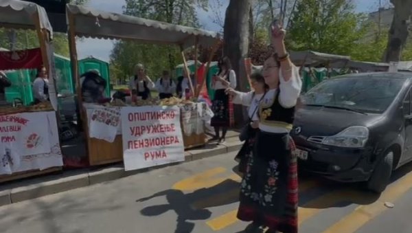 ПЕНЗИОНЕРКЕ ЗАИГРАЛЕ КОЛО: Весело пред свенародни скуп у Београду (ВИДЕО) ПЕНЗИОНЕРКЕ ЗАИГРАЛЕ КОЛО: Весело пред свенародни скуп у Београду (ВИДЕО)