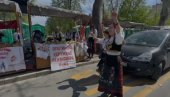 PENZIONERKE ZAIGRALE KOLO: Veselo pred svenarodni skup u Beogradu (VIDEO)