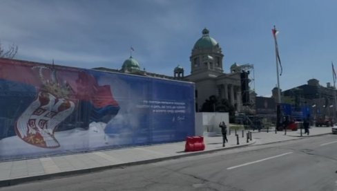 PRELEPA SCENA ISPRED SKUPŠTINE: Ori se pesma Srpski junaci - vijore se naše trobojke (VIDEO) PRELEPA SCENA ISPRED SKUPŠTINE: Ori se pesma Srpski junaci - vijore se naše trobojke (VIDEO)