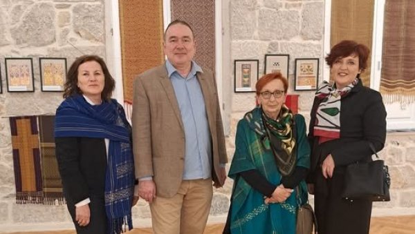 ТАЈНИ ЈЕЗИК ДЕТАЉА: У Требињу први пут приказане копије орнамената из фундуса Галерије фресака (ФОТО) ТАЈНИ ЈЕЗИК ДЕТАЉА: У Требињу први пут приказане копије орнамената из фундуса Галерије фресака (ФОТО)