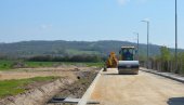 GRADI SE NOVA SAOBRAĆAJNICA: Radovi u Novoj zoni privređivanja (FOTO) GRADI SE NOVA SAOBRAĆAJNICA: Radovi u Novoj zoni privređivanja (FOTO)