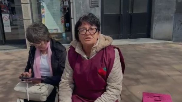 ЈЕДВА ЧЕКАМ ДА ВИДИМ НАШЕГ НАЈБОЉЕГ ПРЕДСЕДНИКА Жена из Ковачице: Бићу три дана на свенародном скупу - овде је одлично (ВИДЕО) ЈЕДВА ЧЕКАМ ДА ВИДИМ НАШЕГ НАЈБОЉЕГ ПРЕДСЕДНИКА Жена из Ковачице: Бићу три дана на свенародном скупу - овде је одлично (ВИДЕО)