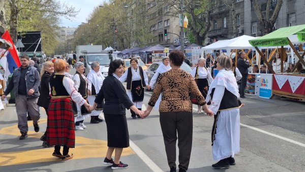 УЖИЧКО КОЛО ИГРА СЕ НА УЛИЦАМА ПРЕСТОНИЦЕ: Весело на свенародном скупу у Београду (ВИДЕО) УЖИЧКО КОЛО ИГРА СЕ НА УЛИЦАМА ПРЕСТОНИЦЕ: Весело на свенародном скупу у Београду (ВИДЕО)