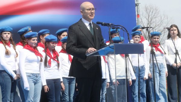 ДАНАС СРБИЈА НЕЋЕ СТАТИ, ТО ЈЕ НАША ОБАВЕЗА ПРЕМА ПРЕЦИМА Вучевић: Захтев је да се Србија врати у ред, себи, да сачувамо државу ДАНАС СРБИЈА НЕЋЕ СТАТИ, ТО ЈЕ НАША ОБАВЕЗА ПРЕМА ПРЕЦИМА Вучевић: Захтев је да се Србија врати у ред, себи, да сачувамо државу