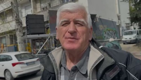СУТРА ДОЛАЗИМ ПОНОВО СА СЕЛОМ ПОРОДИЦОМ: Вршчанин дошао на скуп да подржи председника и учествује у развијању српске заставе (ВИДЕО) СУТРА ДОЛАЗИМ ПОНОВО СА СЕЛОМ ПОРОДИЦОМ: Вршчанин дошао на скуп да подржи председника и учествује у развијању српске заставе (ВИДЕО)