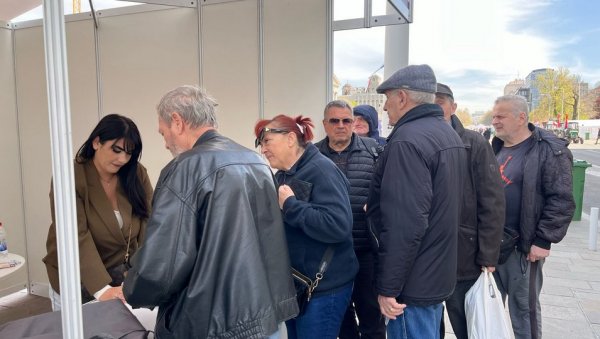 ОГРОМНО ИНТЕРЕСОВАЊЕ ГРАЂАНА: Народ у великом броју приступа Покрету на свенародном скупу (ВИДЕО) ОГРОМНО ИНТЕРЕСОВАЊЕ ГРАЂАНА: Народ у великом броју приступа Покрету на свенародном скупу (ВИДЕО)