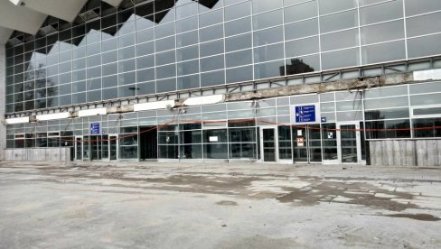 ŠEF STANICE NIJE REAGOVAO, TUŽILAŠTVO ODBILO DA ISTRAŽUJE: Policija otkrila da su putnici prijavljivali da otpadaju delovi nadstrešnice