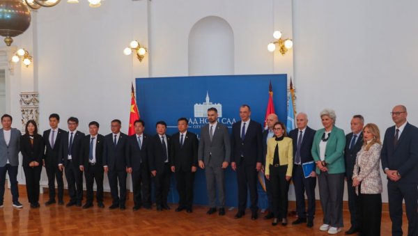 НОВИ САД И ВУСИ УСПОСТАВЉАЈУ САРАДЊУ: Писмо о намерама потписали представници нашег и кинеског града НОВИ САД И ВУСИ УСПОСТАВЉАЈУ САРАДЊУ: Писмо о намерама потписали представници нашег и кинеског града