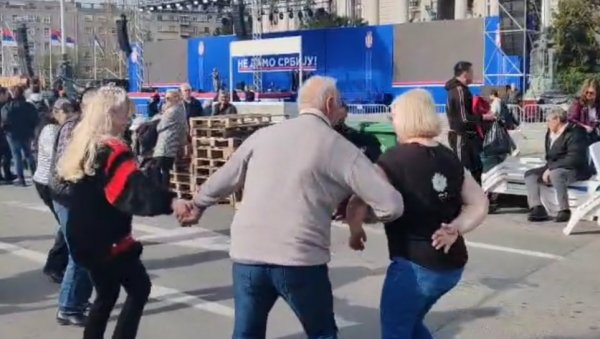 ВЕСЕЛА АТМОСФЕРА: Коло пред свенародни скуп (ВИДЕО) ВЕСЕЛА АТМОСФЕРА: Коло пред свенародни скуп (ВИДЕО)