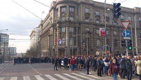 GRAĐANI ČEKAJU ZASTAVU SRBIJE: Sve spremno za svečani defile (VIDEO) GRAĐANI ČEKAJU ZASTAVU SRBIJE: Sve spremno za svečani defile (VIDEO)