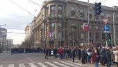 GRAĐANI ČEKAJU ZASTAVU SRBIJE: Sve spremno za svečani defile (VIDEO)