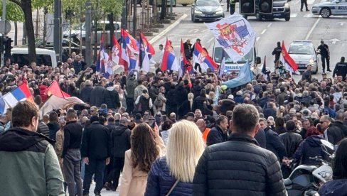 ODJEKUJE OJ KOSOVO, KOSOVO Srbi sa KiM koji su danima pešačili stigli na svenarodni skup (FOTO/VIDEO) ODJEKUJE OJ KOSOVO, KOSOVO Srbi sa KiM koji su danima pešačili stigli na svenarodni skup (FOTO/VIDEO)