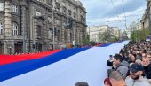 СВИ ПОД ЈЕДНОМ ЗАСТАВОМ, КО ИСТИНСКИ ЉУБИ ОТАЏБИНУ: Величанствен призор у Београду - Развијена највећа тробојка (ФОТО/ВИДЕО)
