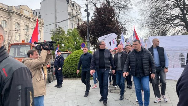 АЦО СРБИНЕ! Грађани овацијама дочекали председника на свенародном скупу (ФОТО/ВИДЕО) АЦО СРБИНЕ! Грађани овацијама дочекали председника на свенародном скупу (ФОТО/ВИДЕО)