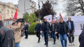 ACO SRBINE! Građani ovacijama dočekali predsednika na svenarodnom skupu (FOTO/VIDEO) ACO SRBINE! Građani ovacijama dočekali predsednika na svenarodnom skupu (FOTO/VIDEO)