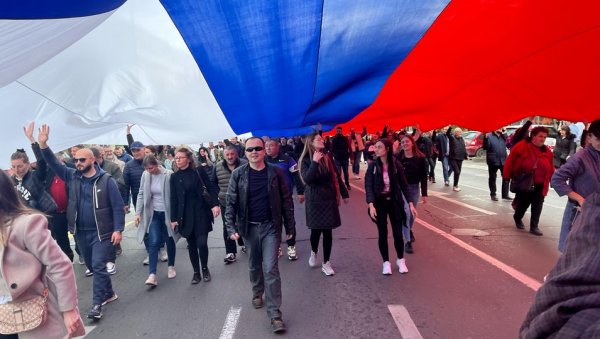 НАЈДУЖА ТРОБОЈКА ИКАДА ТЕШКА 400 КИЛОГРАМА: Грађани је носили на рукама у част Вучићу и својој Србији (ВИДЕО) НАЈДУЖА ТРОБОЈКА ИКАДА ТЕШКА 400 КИЛОГРАМА: Грађани је носили на рукама у част Вучићу и својој Србији (ВИДЕО)