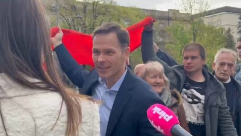 OSEĆAM SE NAJLEPŠE NA SVETU Ministar Mali prisustvuje razvijanju najduže trobojke ikada - Ovo je naša Srbija (VIDEO) OSEĆAM SE NAJLEPŠE NA SVETU Ministar Mali prisustvuje razvijanju najduže trobojke ikada - Ovo je naša Srbija (VIDEO)