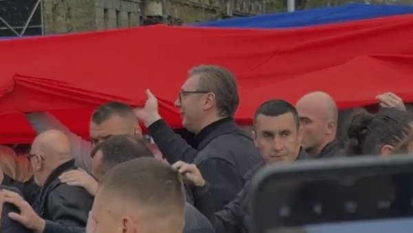 ДИРЉИВ МОМЕНАТ: Погледајте како је Вучић дочекао најдужу тробојку (ВИДЕО) ДИРЉИВ МОМЕНАТ: Погледајте како је Вучић дочекао најдужу тробојку (ВИДЕО)