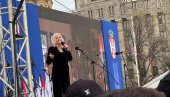 SVENARODNI SKUP U BEOGRADU: Mnogo građana stiglo pred zgradu Skupštine, peva Cakana (VIDEO)