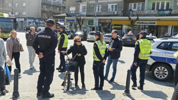 ДЕЛИЛИ ПРЕДЊА И ЗАДЊА СВЕТЛА ЗА БИЦИКЛЕ: Акција за безбедност двоточкаша у Јагодини (ФОТО) ДЕЛИЛИ ПРЕДЊА И ЗАДЊА СВЕТЛА ЗА БИЦИКЛЕ: Акција за безбедност двоточкаша у Јагодини (ФОТО)