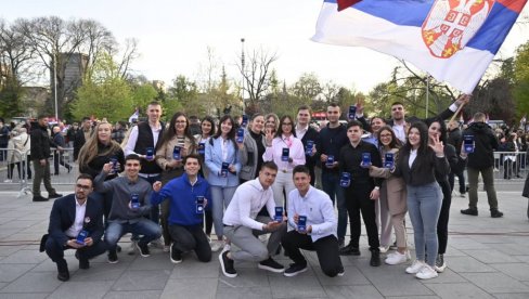NAŠA LJUBAV PREMA SRBIJI JE NESALOMIVA Vučević uručio zahvalnice studentima koji žele da uče (FOTO) NAŠA LJUBAV PREMA SRBIJI JE NESALOMIVA Vučević uručio zahvalnice studentima koji žele da uče (FOTO)
