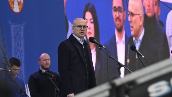 НЕ БИСМО УСПЕЛИ ДА САЧУВАМО ДРЖАВУ ДА НИЈЕ БИЛО ХРАБРОСТИ ПРЕДСЕДНИКА ВУЧИЋА Вучевић изричит: Доста је било блокада, не дамо Србију! НЕ БИСМО УСПЕЛИ ДА САЧУВАМО ДРЖАВУ ДА НИЈЕ БИЛО ХРАБРОСТИ ПРЕДСЕДНИКА ВУЧИЋА Вучевић изричит: Доста је било блокада, не дамо Србију!